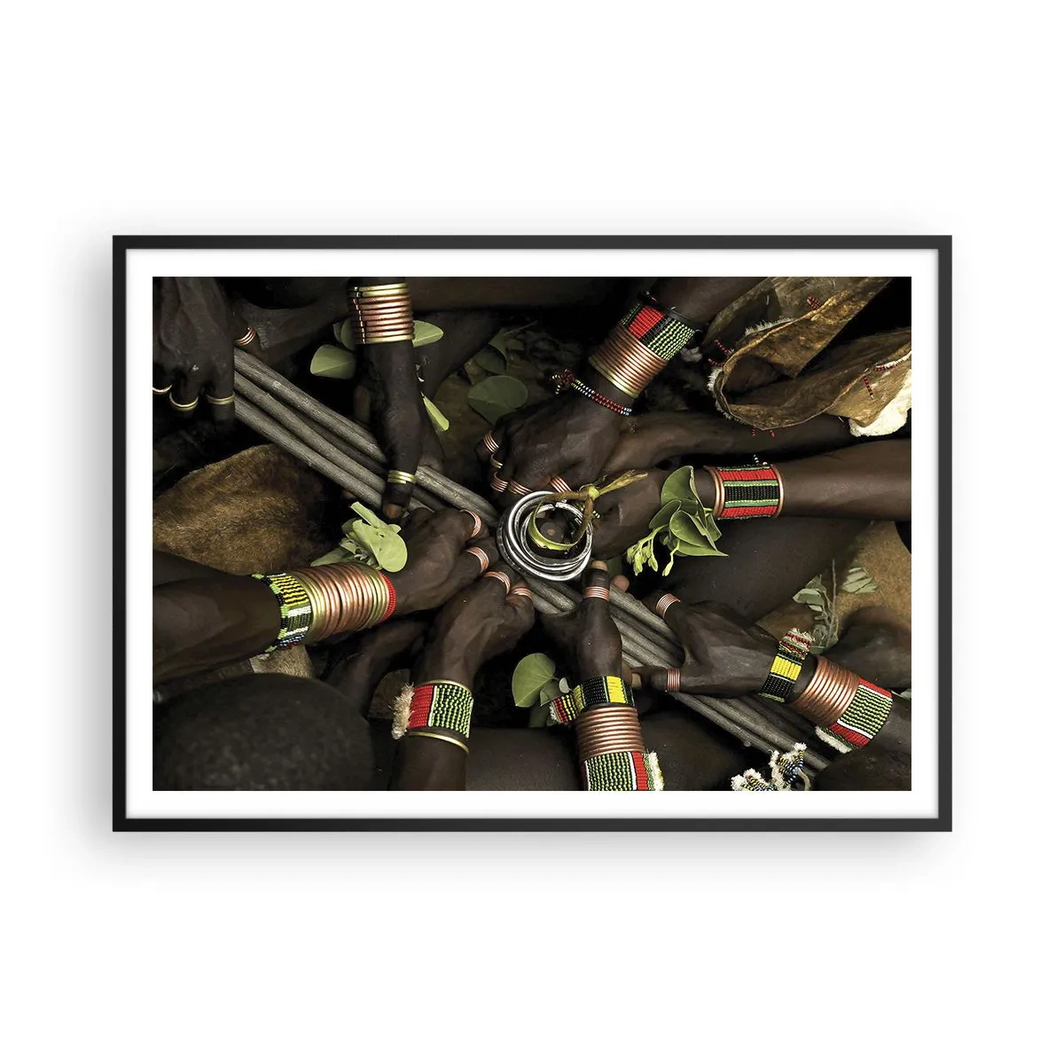 Poster in cornice nera - Tradizionali braccialetti a mano in un gruppo di mani - 100x70cm - Siamo insieme - Decorazione murale moderna per soggiorno e camera da letto ARTTOR