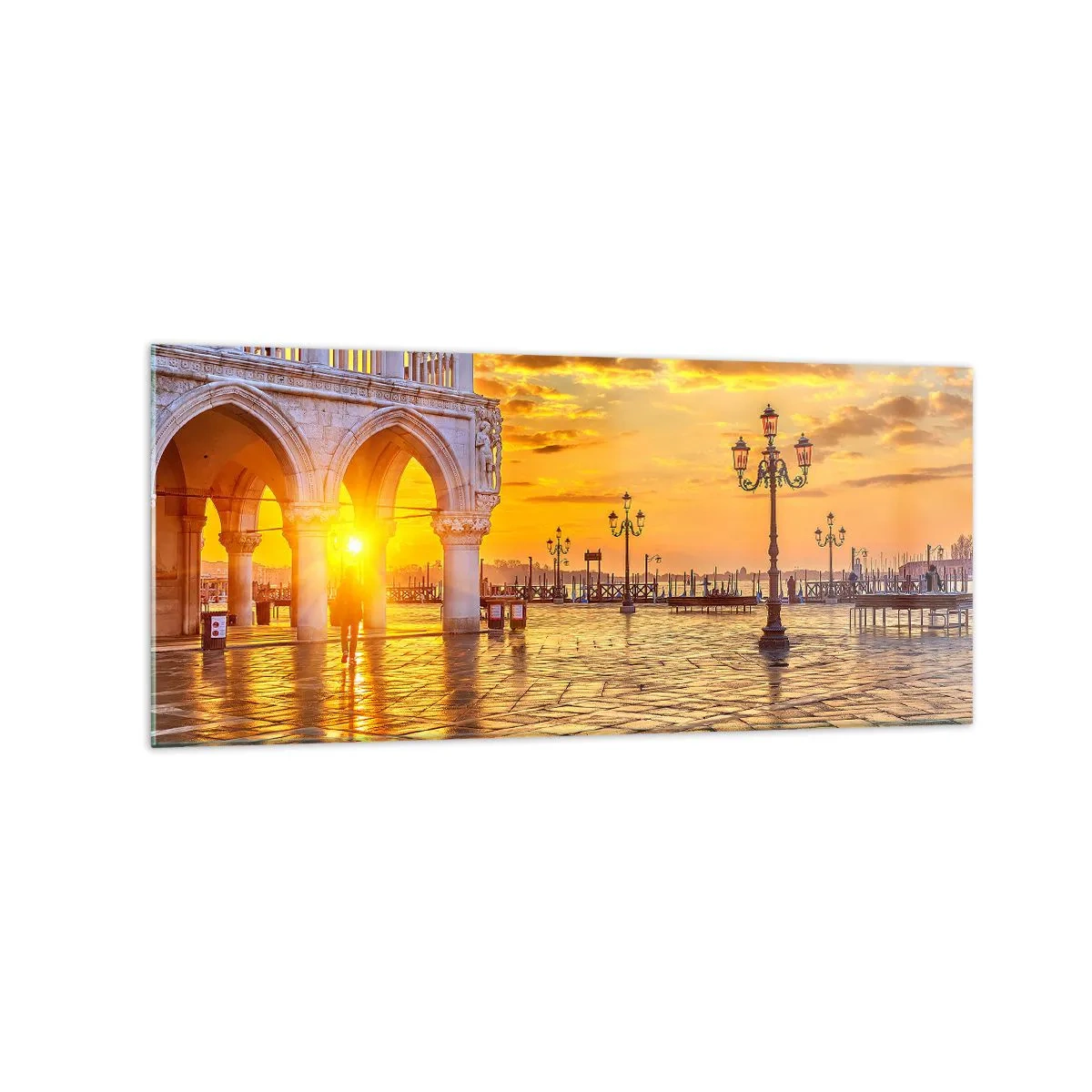 Quadro su vetro - Tramonto dorato sulla piazza della città con portici e lampioni - 120x50cm - Dove sono tutti? - Decorazione murale moderna per soggiorno e camera da letto ARTTOR