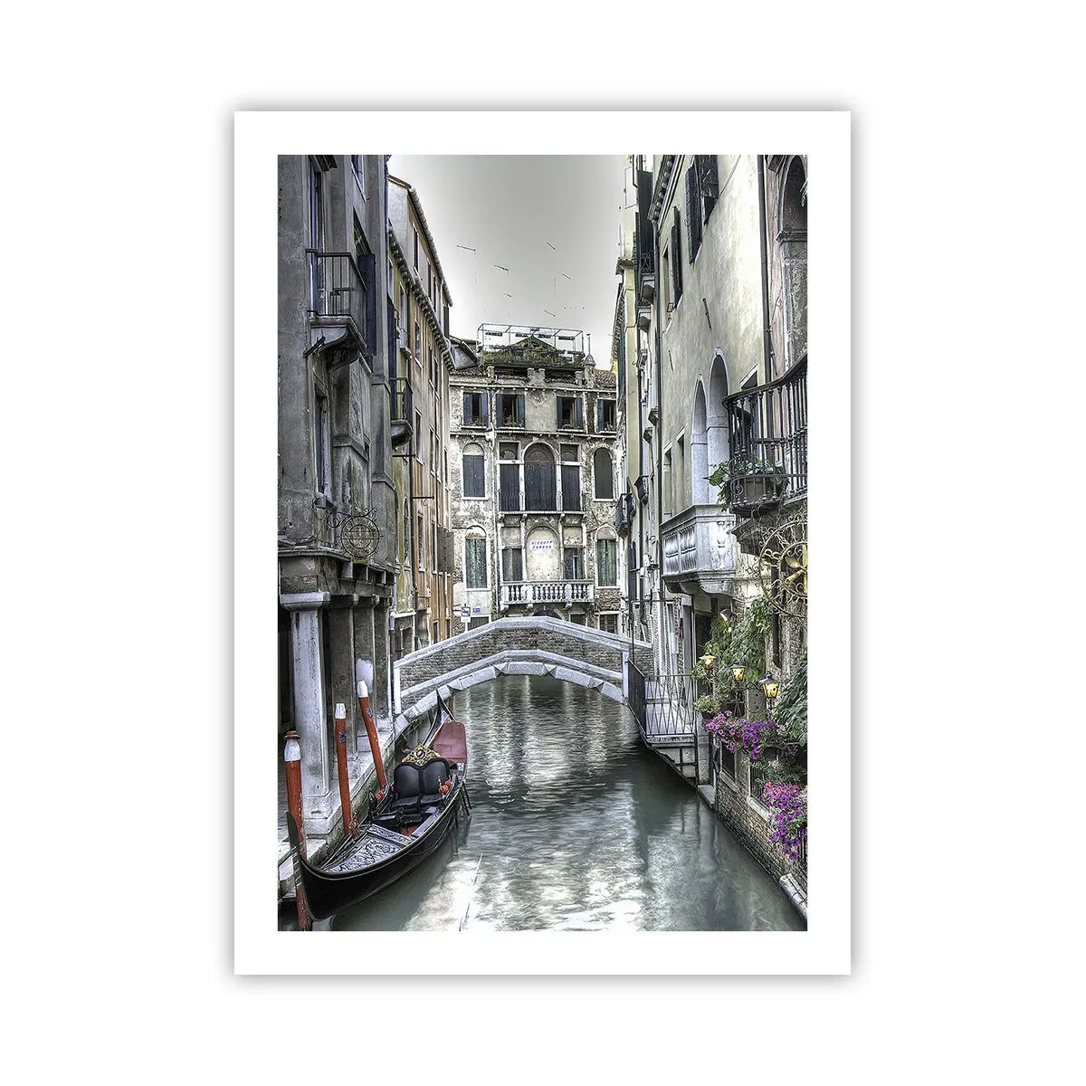 Poster - Un canale a Venezia con una gondola e un ponte sullo sfondo - 50x70cm - Da secoli in silenziosa riflessione - Decorazione murale moderna per soggiorno e camera da letto ARTTOR