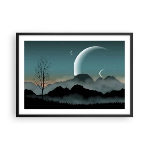 Poster in cornice nera - Montagne nebbiose con la luna e un albero solitario - 70x50cm - Il carnevale di una notte stellata - Decorazione murale moderna per soggiorno e camera da letto ARTTOR
