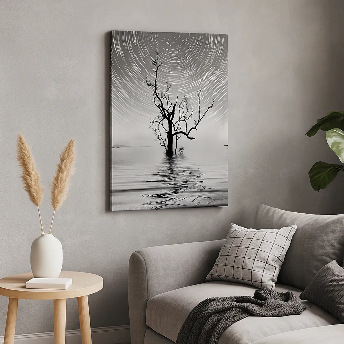 Quadro su tela - Stampe su Tela - Un albero nell'acqua sotto un cielo notturno con stelle in movimento - 50x70cm - Sinfonia della natura - Decorazione murale moderna per soggiorno e camera da letto ARTTOR