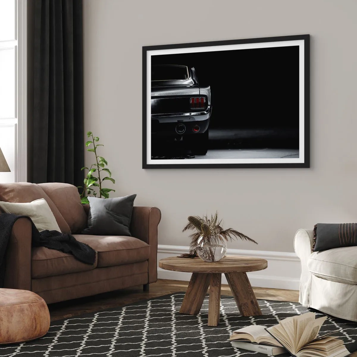 Poster in cornice nera - Un'immagine in bianco e nero della parte posteriore di un'auto d'epoca su uno sfondo scuro. - 70x50cm - Il fascino del classico - Decorazione murale moderna per soggiorno e camera da letto ARTTOR