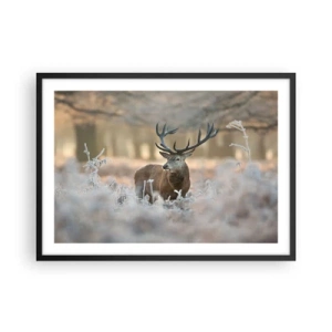 Poster in cornice nera - Un cervo in una radura gelida in una foresta invernale dai colori tenui - 70x50cm - Fresco mattino - Decorazione murale moderna per soggiorno e camera da letto ARTTOR
