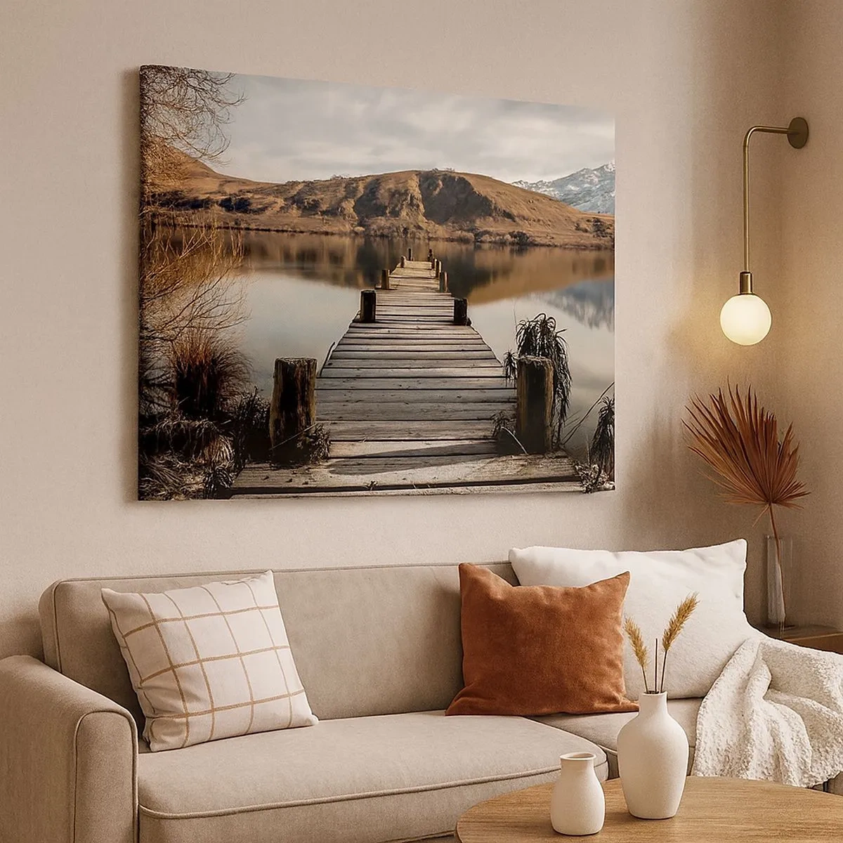 Quadro su tela - Stampe su Tela - Un molo di legno su un lago circondato da pittoresche colline - 70x50cm - Paesaggio nel silenzio - Decorazione murale moderna per soggiorno e camera da letto ARTTOR