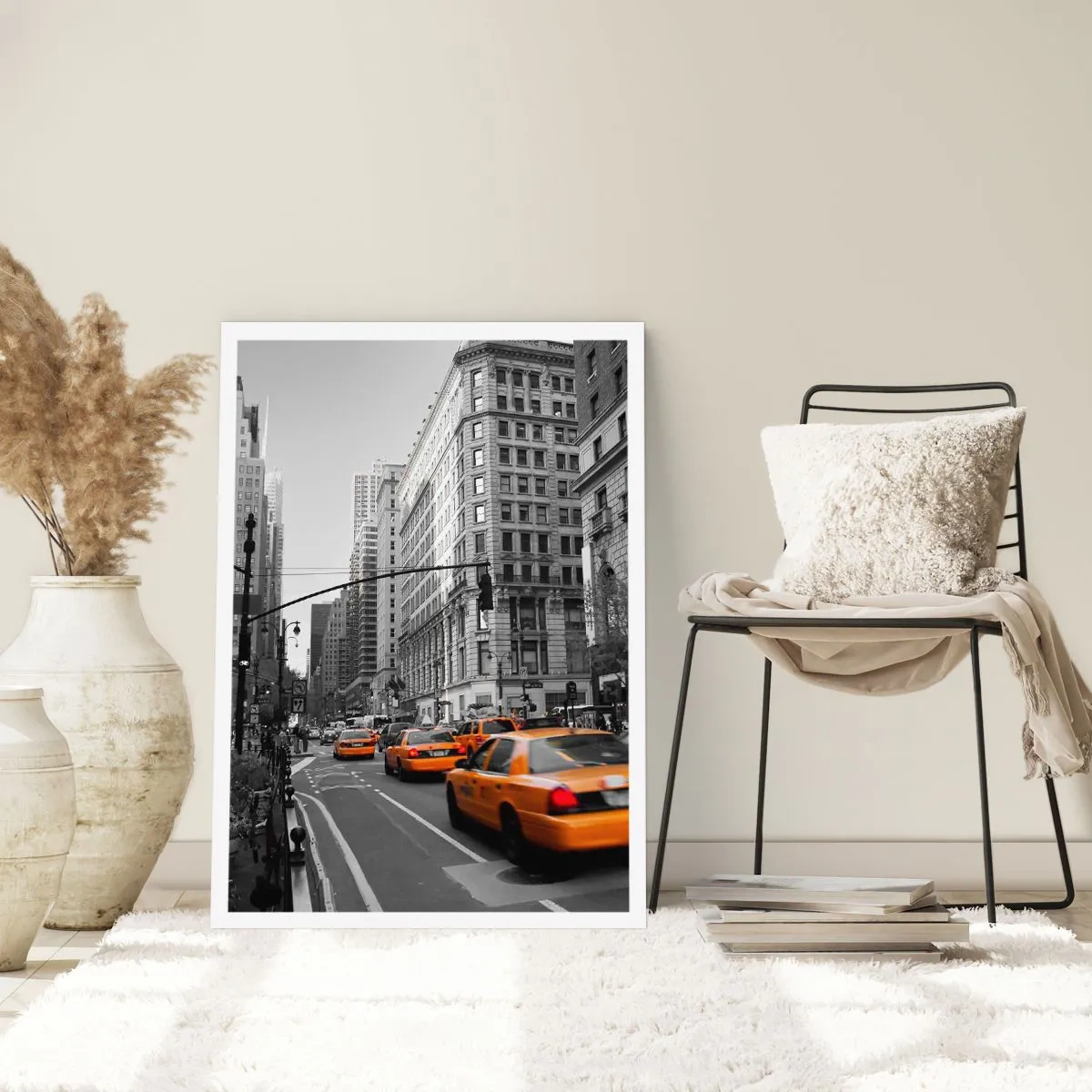 Poster - Taxi gialli sulle strade cittadine in bianco e nero - 50x70cm - Il sole della grande città - Decorazione murale moderna per soggiorno e camera da letto ARTTOR