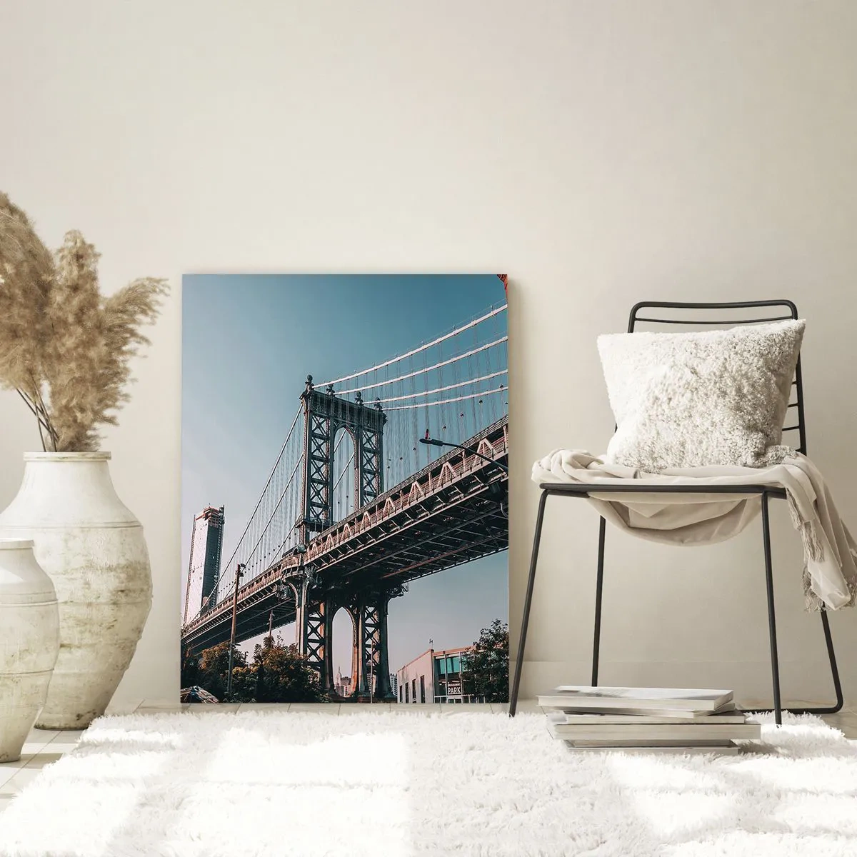Quadro su vetro - Un ponte sospeso tra edifici in mattoni in un contesto urbano - 50x70cm - Sopra le onde della città - Decorazione murale moderna per soggiorno e camera da letto ARTTOR