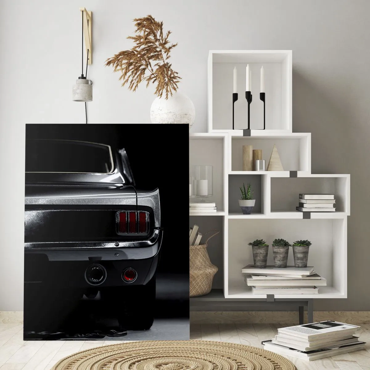 Quadro su vetro - Un'immagine in bianco e nero della parte posteriore di un'auto d'epoca su uno sfondo scuro. - 80x120cm - Il fascino del classico - Decorazione murale moderna per soggiorno e camera da letto ARTTOR