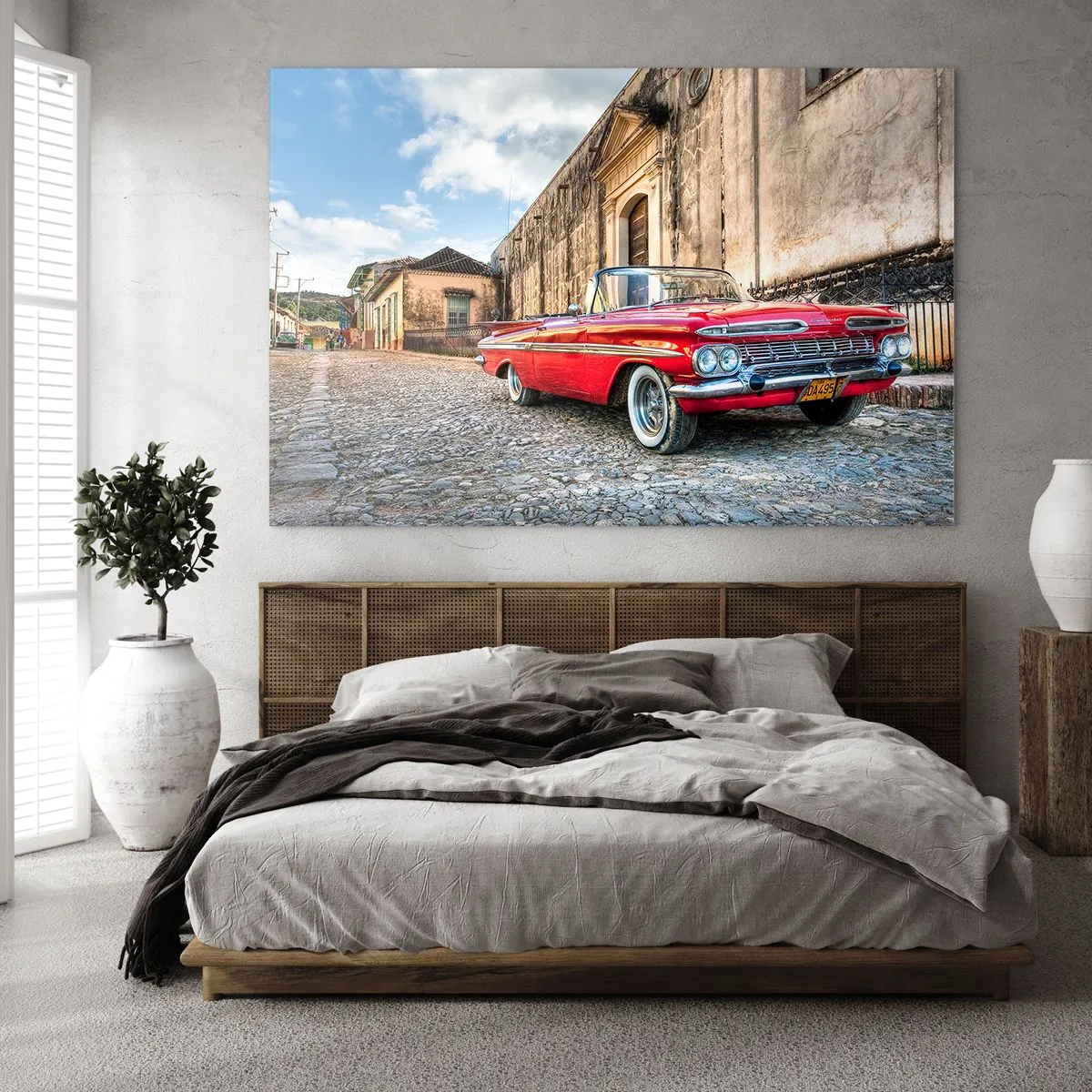 Quadro su vetro - Una classica decappottabile rossa su una strada acciottolata in un ambiente retrò - 100x70cm - Impressioni di Cuba - Decorazione murale moderna per soggiorno e camera da letto ARTTOR