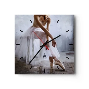 Orologio da parete - Orologio in Vetro - Una ballerina in una posa delicata su uno sfondo industriale - 30x30cm - Prima che si accendano le luci del palco - Decorazione murale moderna per soggiorno e camera da letto ARTTOR