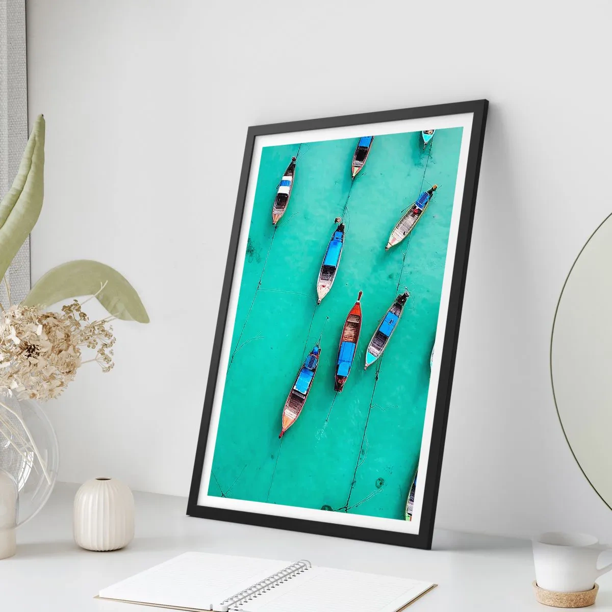 Poster in cornice nera - Una vista a volo d'uccello di barche da pesca sull'acqua turchese - 50x70cm - In gioiosa attesa - Decorazione murale moderna per soggiorno e camera da letto ARTTOR