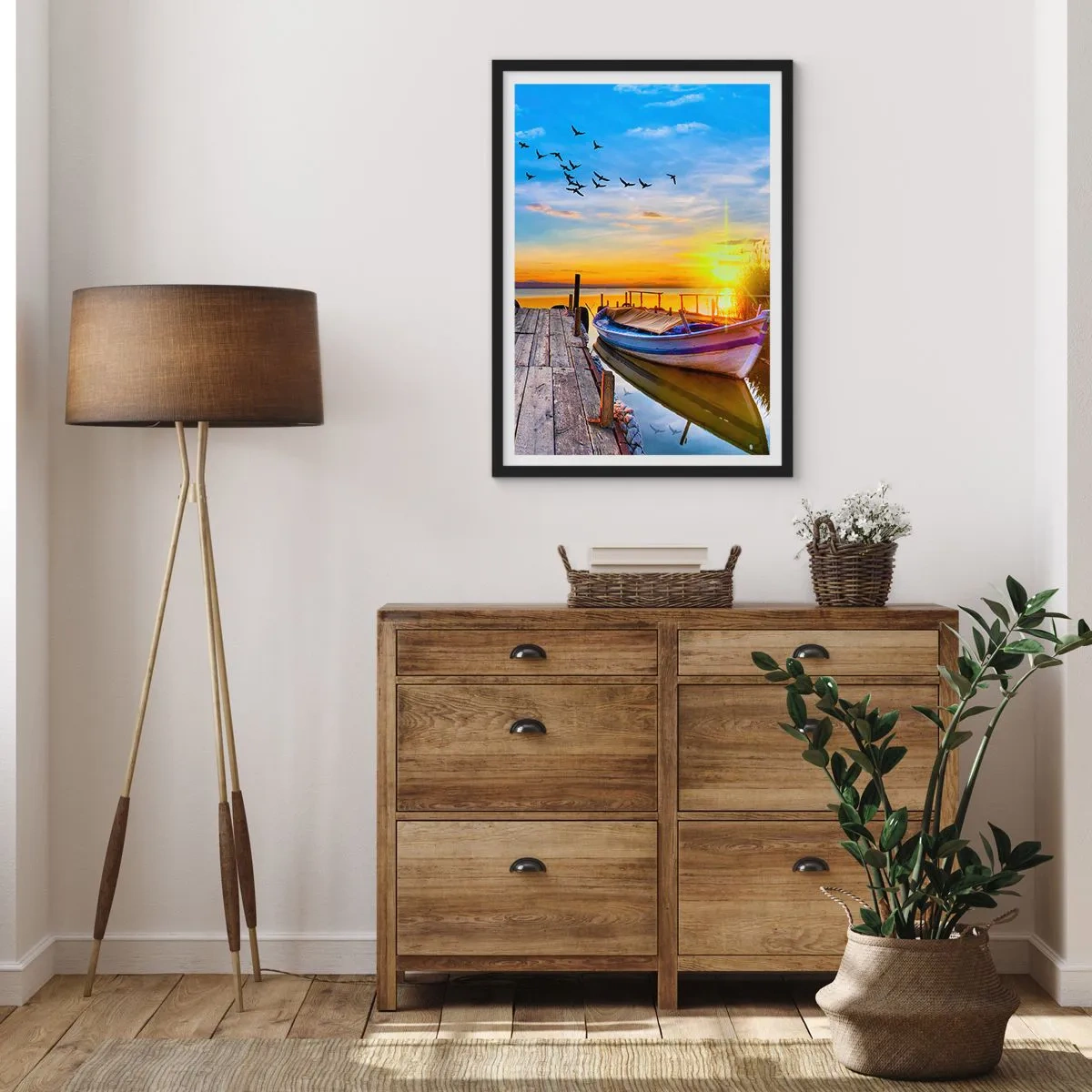 Poster in cornice nera - Una barca su un lago al tramonto con uccelli sullo sfondo - 50x70cm - A domani - Decorazione murale moderna per soggiorno e camera da letto ARTTOR