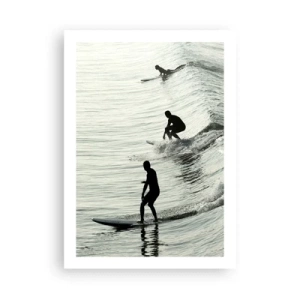 Poster - Tre surfisti cavalcano le onde in stile monocromatico - 50x70cm - Onde all'incontro - Decorazione murale moderna per soggiorno e camera da letto ARTTOR