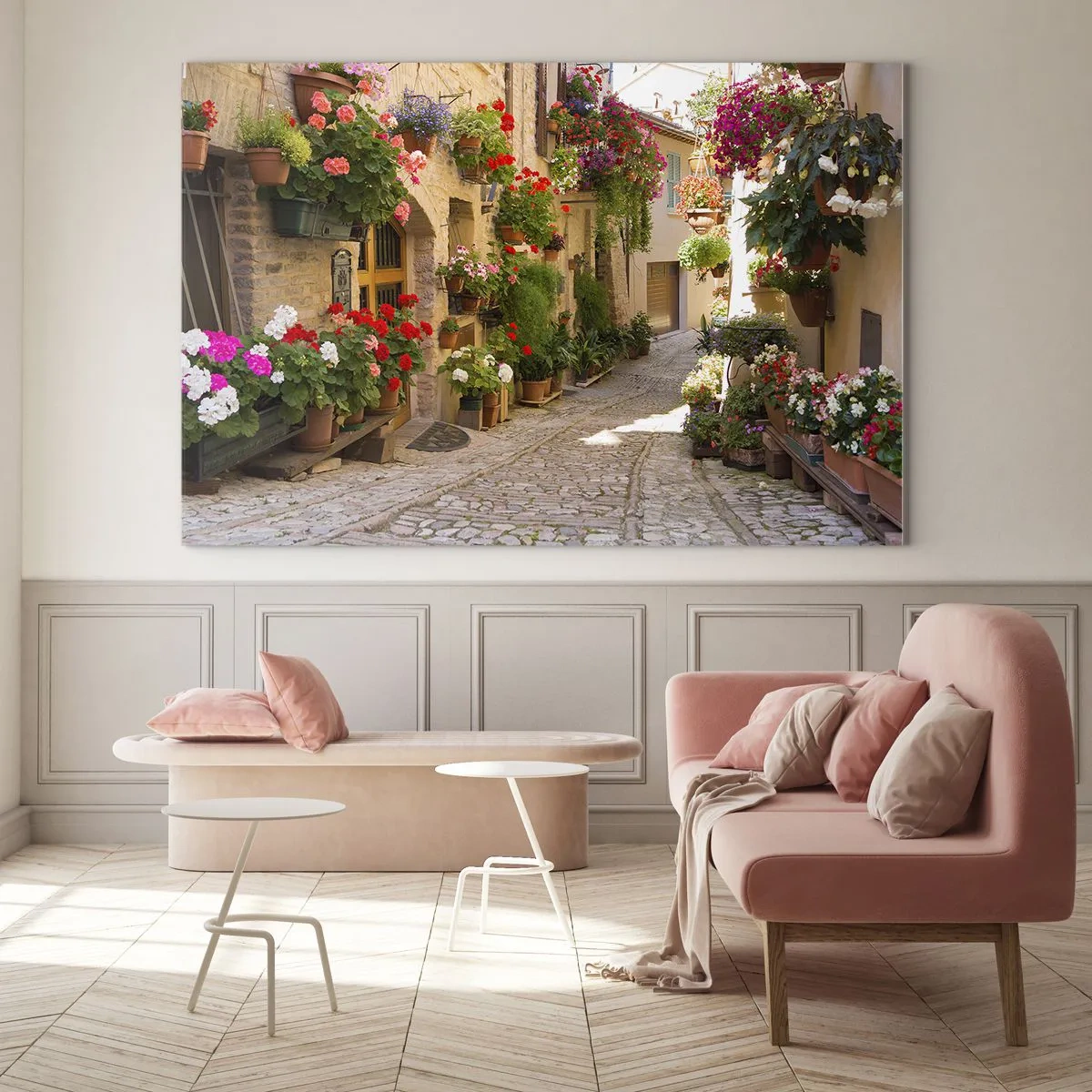 Quadro su vetro - Una pittoresca strada con fiori in vaso - 70x50cm - Un'esplosione di fiori - Decorazione murale moderna per soggiorno e camera da letto ARTTOR
