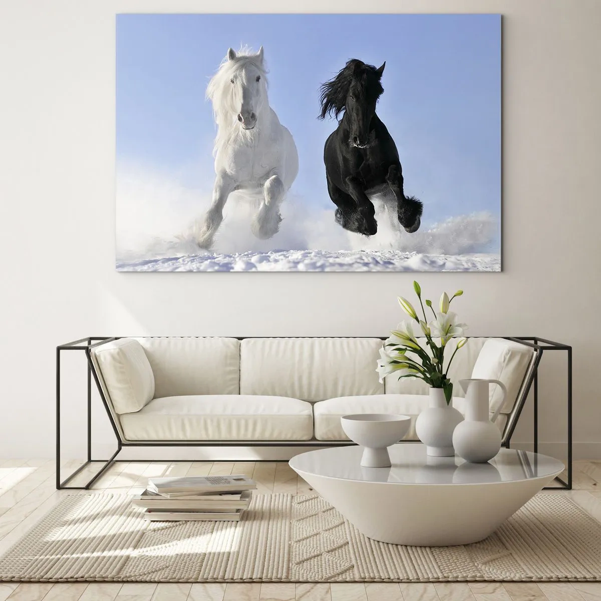 Quadro su vetro - Un cavallo bianco e nero che corre nella neve in un paesaggio invernale - 70x50cm - Galoppo in bianco e nero - Decorazione murale moderna per soggiorno e camera da letto ARTTOR
