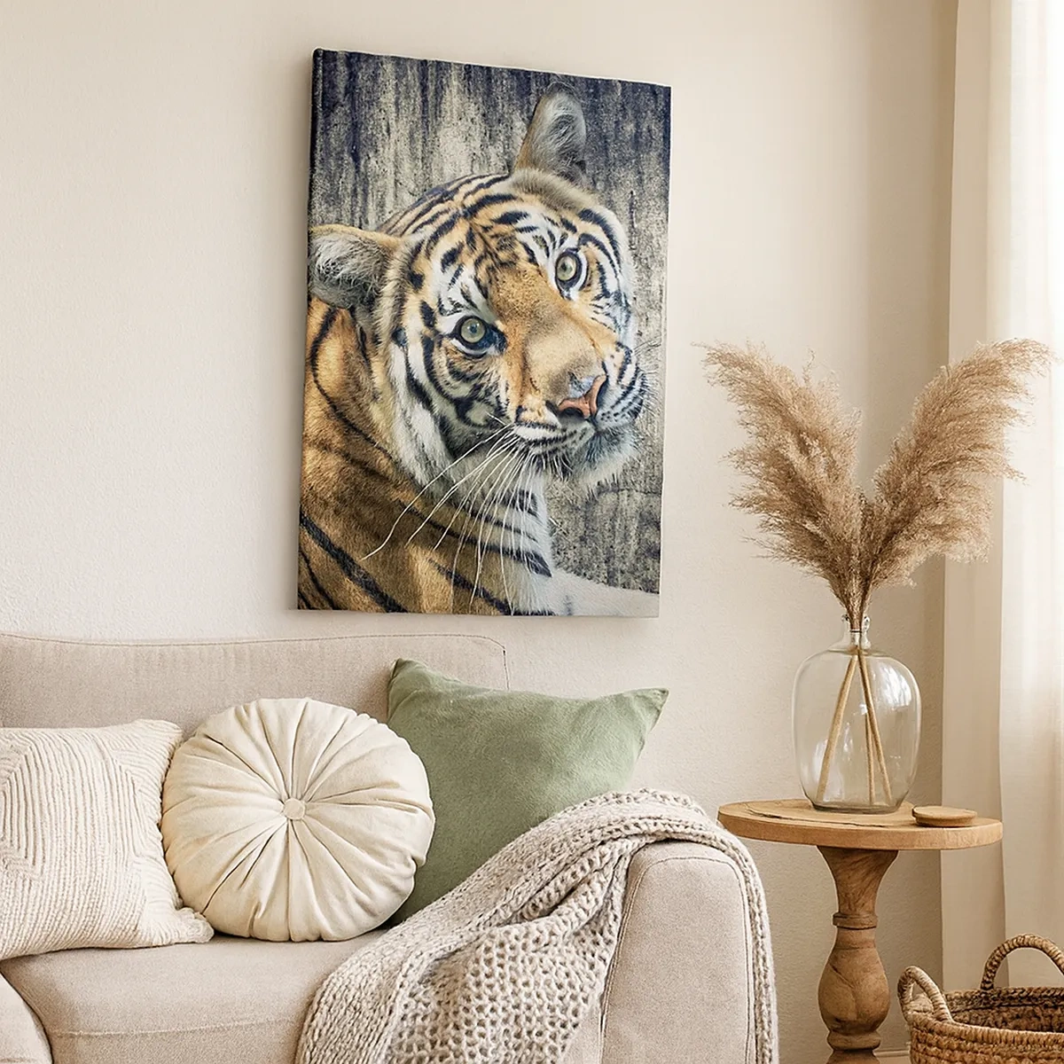 Quadro su tela - Stampe su Tela - Una tigre sdraiata contro un muro dalla consistenza ruvida - 50x70cm - Ritratto nei flussi di luce - Decorazione murale moderna per soggiorno e camera da letto ARTTOR
