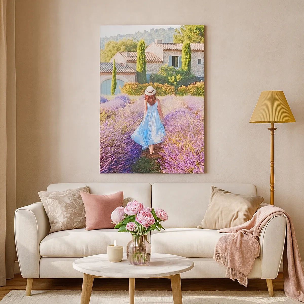 Quadro su tela - Stampe su Tela - Una donna con un vestito blu cammina attraverso un campo di lavanda con vista su una casa. - 50x70cm - La ragazza nella lavanda - Decorazione murale moderna per soggiorno e camera da letto ARTTOR