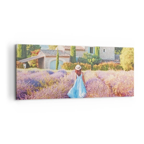 Quadro su tela - Stampe su Tela - Una donna con un vestito blu cammina attraverso un campo di lavanda con vista su una casa. - 120x50cm - La ragazza nella lavanda - Decorazione murale moderna per soggiorno e camera da letto ARTTOR