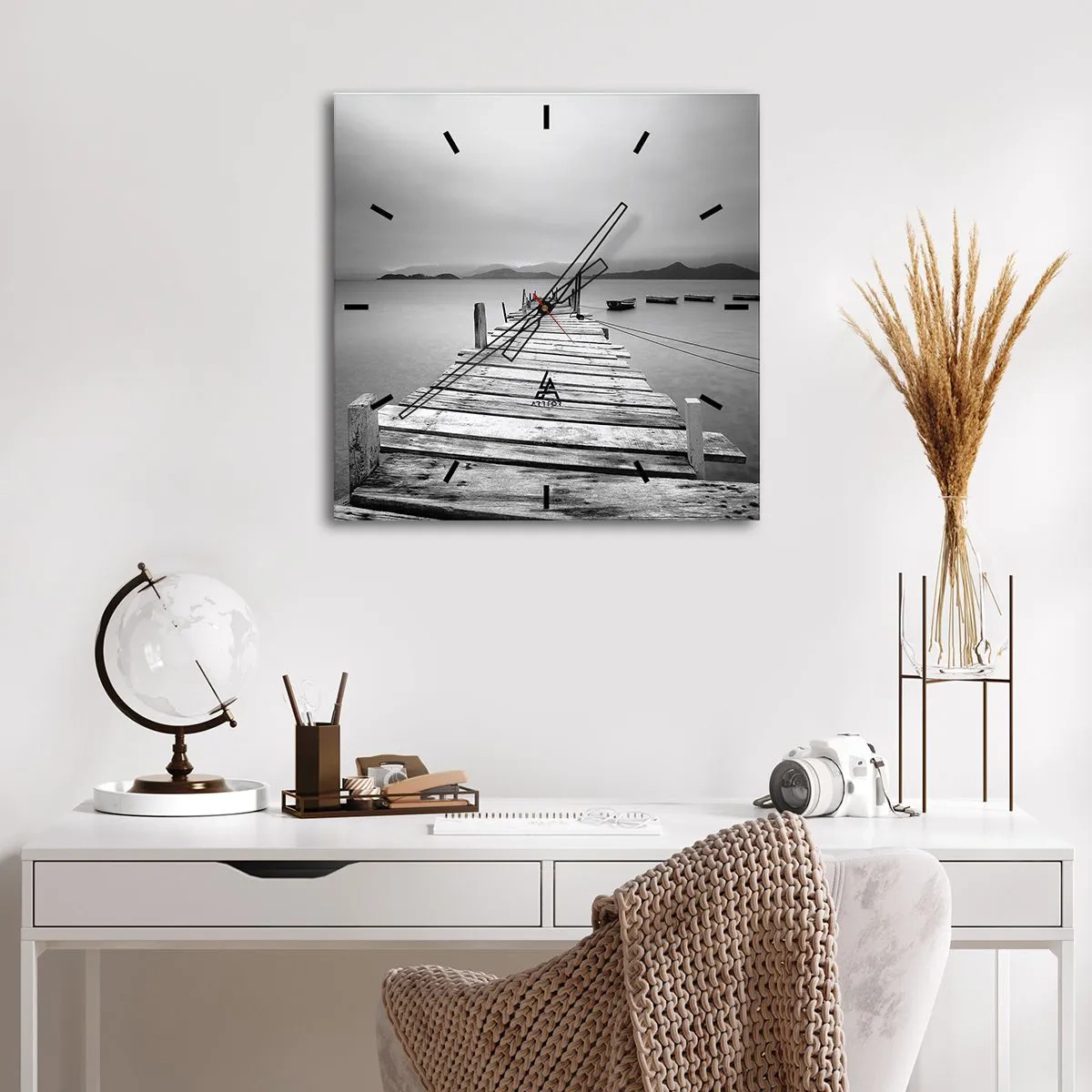 Orologio da parete - Orologio in Vetro - Una vista in bianco e nero di un molo di legno e di un lago calmo. - 30x30cm - Dietro i monti, dietro i mari - Decorazione murale moderna per soggiorno e camera da letto ARTTOR