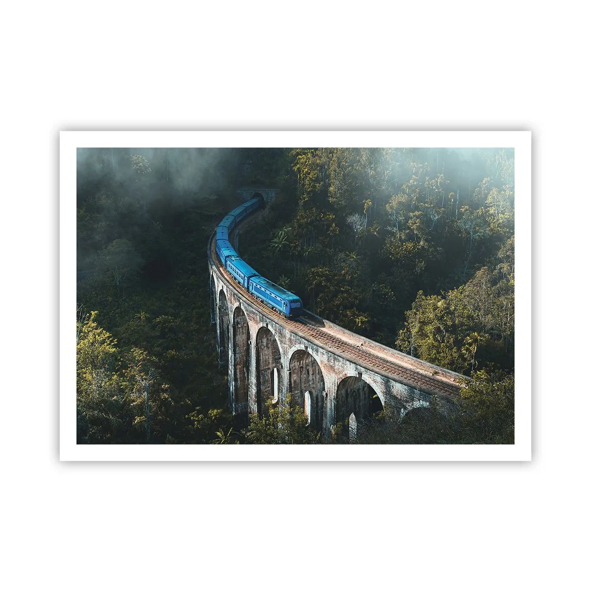 Poster - Un treno blu su un viadotto storico tra le foreste - 100x70cm - Attrazione della natura - Decorazione murale moderna per soggiorno e camera da letto ARTTOR