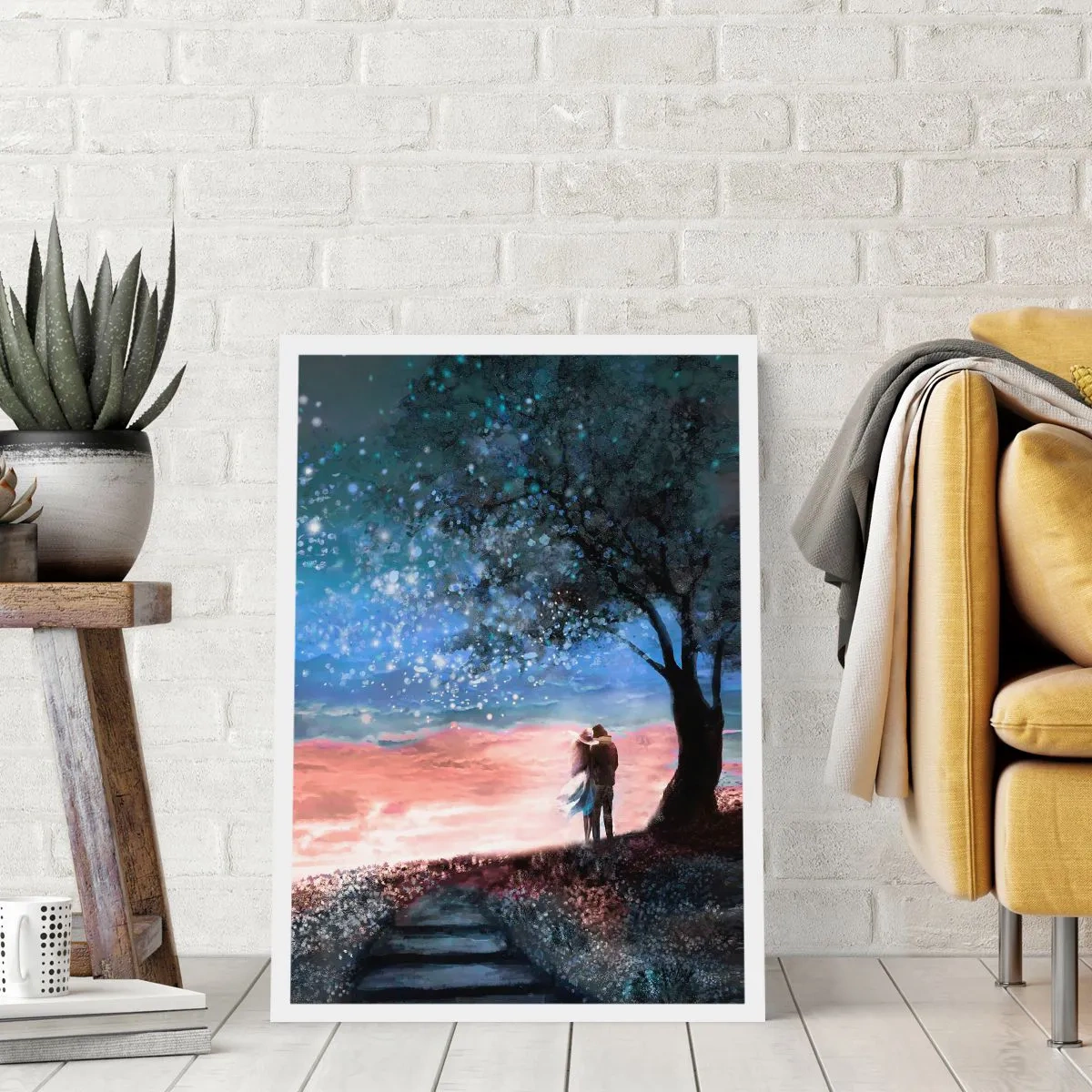 Poster - Una coppia sotto un albero alla luce delle stelle e in un paesaggio pittoresco - 50x70cm - Lo spettacolo delle stelle - Decorazione murale moderna per soggiorno e camera da letto ARTTOR