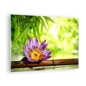 Quadro su vetro - Fiore di loto viola su una tavola di bambù con sfondo verde - 70x50cm - Al sole dell'Asia - Decorazione murale moderna per soggiorno e camera da letto ARTTOR