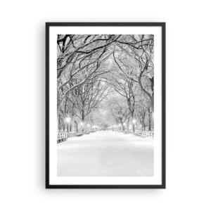 Poster in cornice nera - Un viale invernale di alberi coperti di neve nel parco - 50x70cm - Quattro stagioni: l'inverno - Decorazione murale moderna per soggiorno e camera da letto ARTTOR