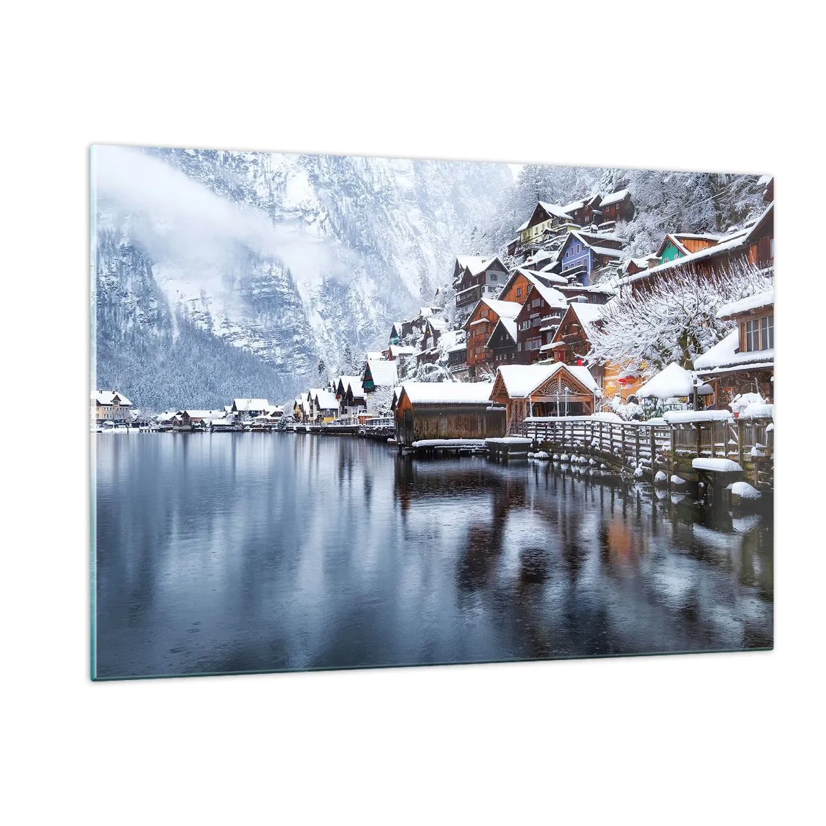 Quadro su vetro - Un villaggio di montagna in riva a un lago, ricoperto di neve in un paesaggio invernale - 120x80cm - Decorazione invernale - Decorazione murale moderna per soggiorno e camera da letto ARTTOR