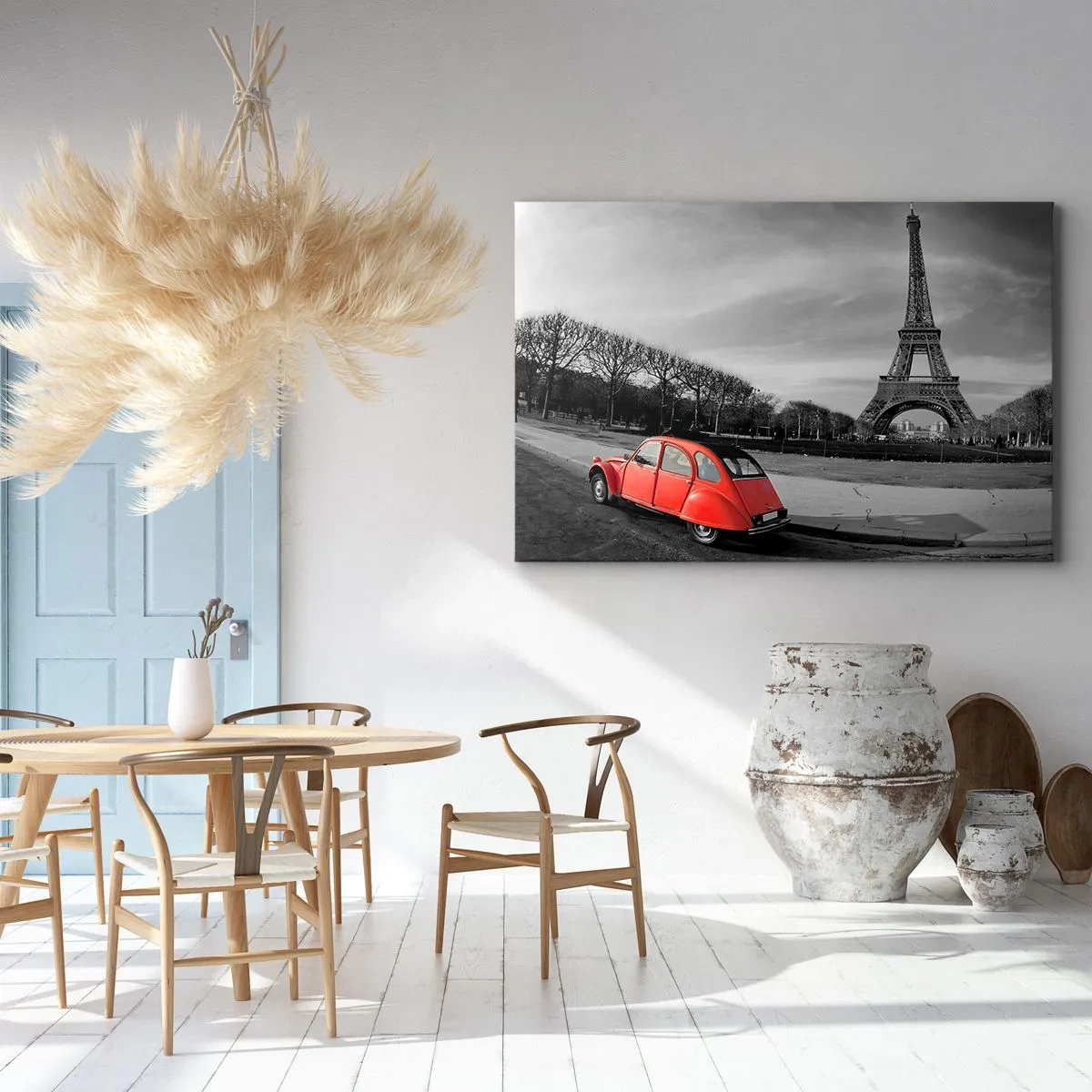 Quadro su tela - Stampe su Tela - Un'auto rossa con la Torre Eiffel sullo sfondo in un paesaggio in bianco e nero - 100x70cm - Più parigine di Parigi - Decorazione murale moderna per soggiorno e camera da letto ARTTOR