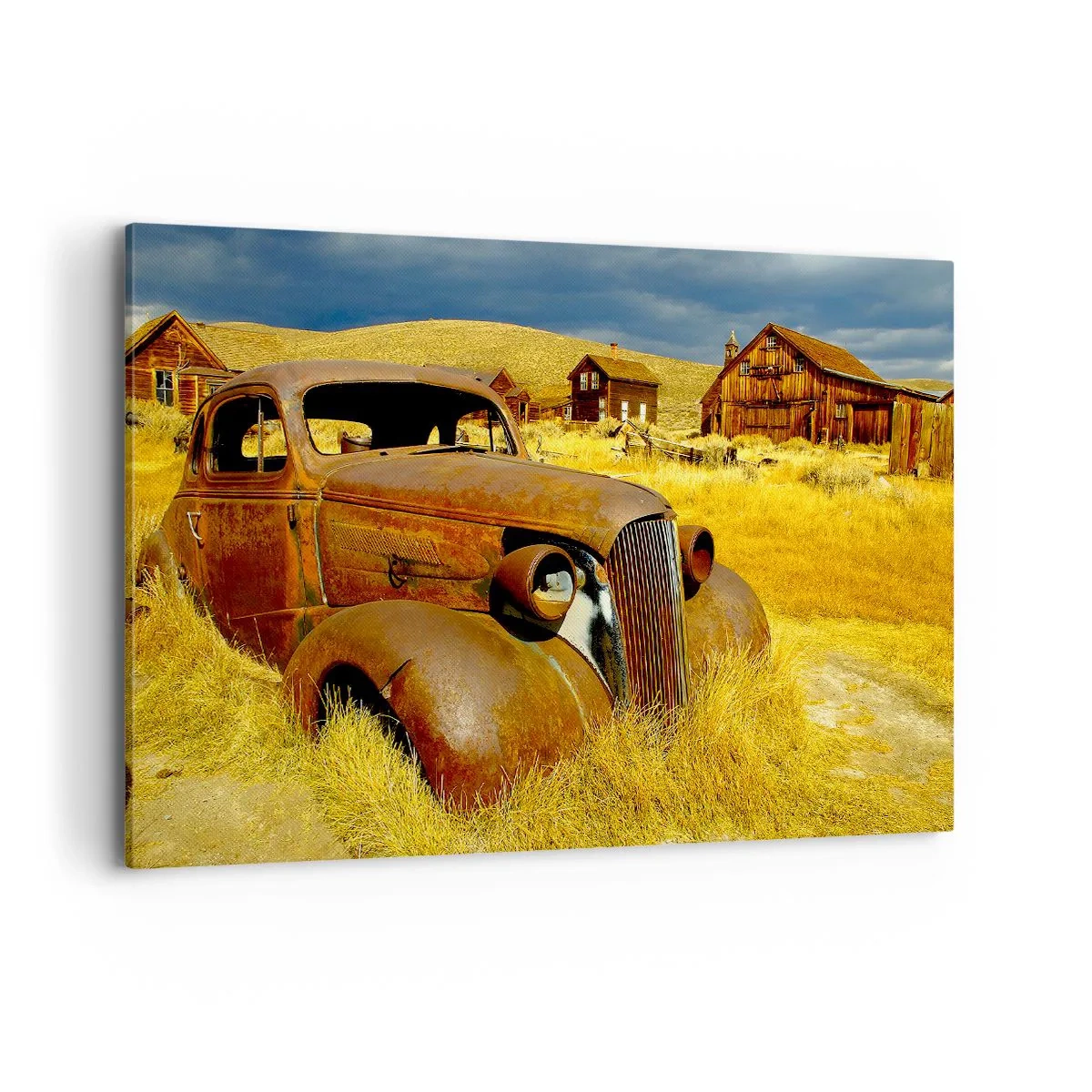 Quadro su tela - Stampe su Tela - Una vecchia macchina arrugginita sullo sfondo di capanne di legno abbandonate - 120x80cm - Meritato riposo - Decorazione murale moderna per soggiorno e camera da letto ARTTOR