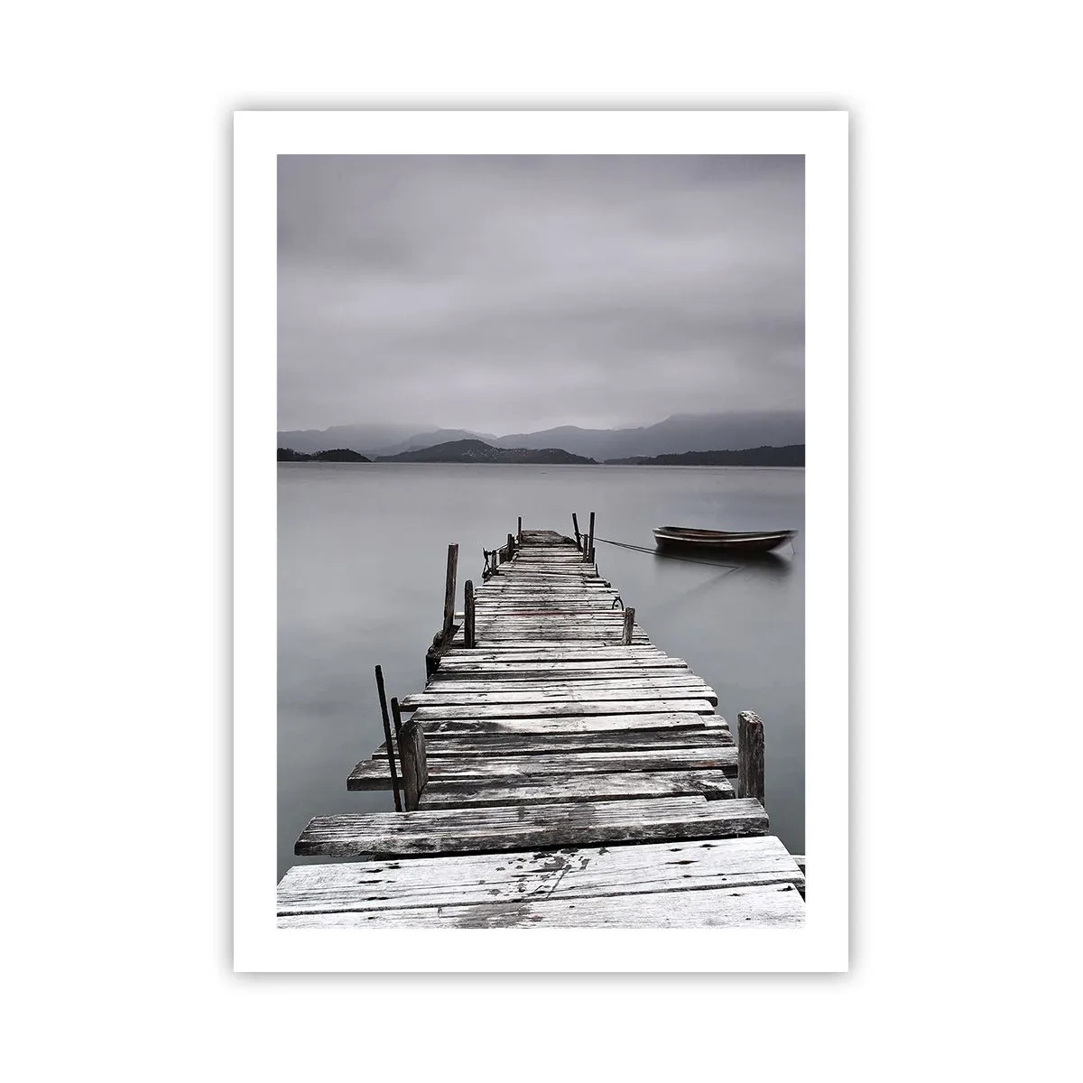 Poster - Un vecchio molo con una barca in acque calme - 50x70cm - Domani puoi partire - Decorazione murale moderna per soggiorno e camera da letto ARTTOR