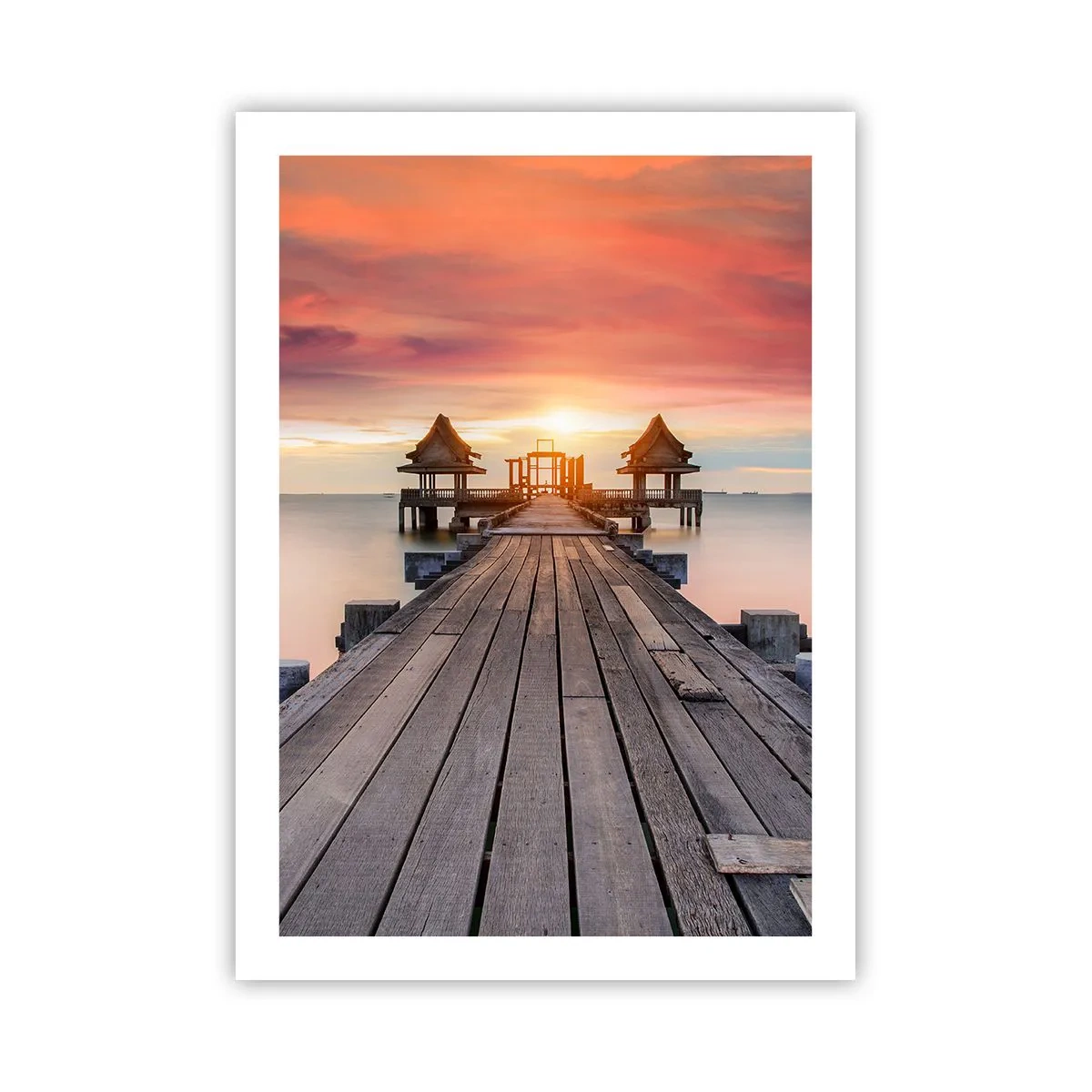 Poster - Un molo di legno con il sole che tramonta sull'acqua sullo sfondo - 50x70cm - Tramonto d'oriente - Decorazione murale moderna per soggiorno e camera da letto ARTTOR