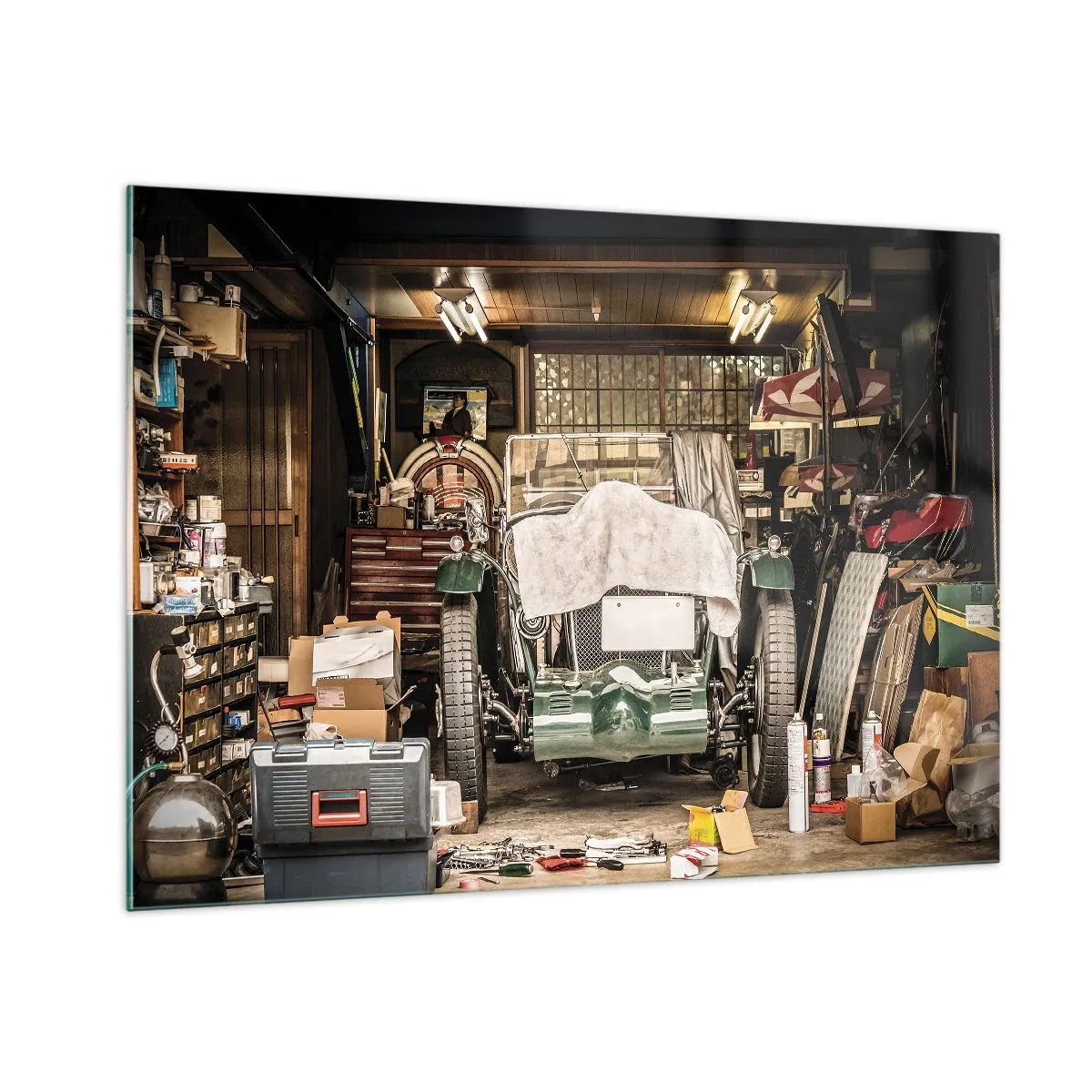 Quadro su vetro - Garage d'epoca con un'auto coperta da un telo, circondata da attrezzi e scatole - 100x70cm - Ritorno al passato - Decorazione murale moderna per soggiorno e camera da letto ARTTOR