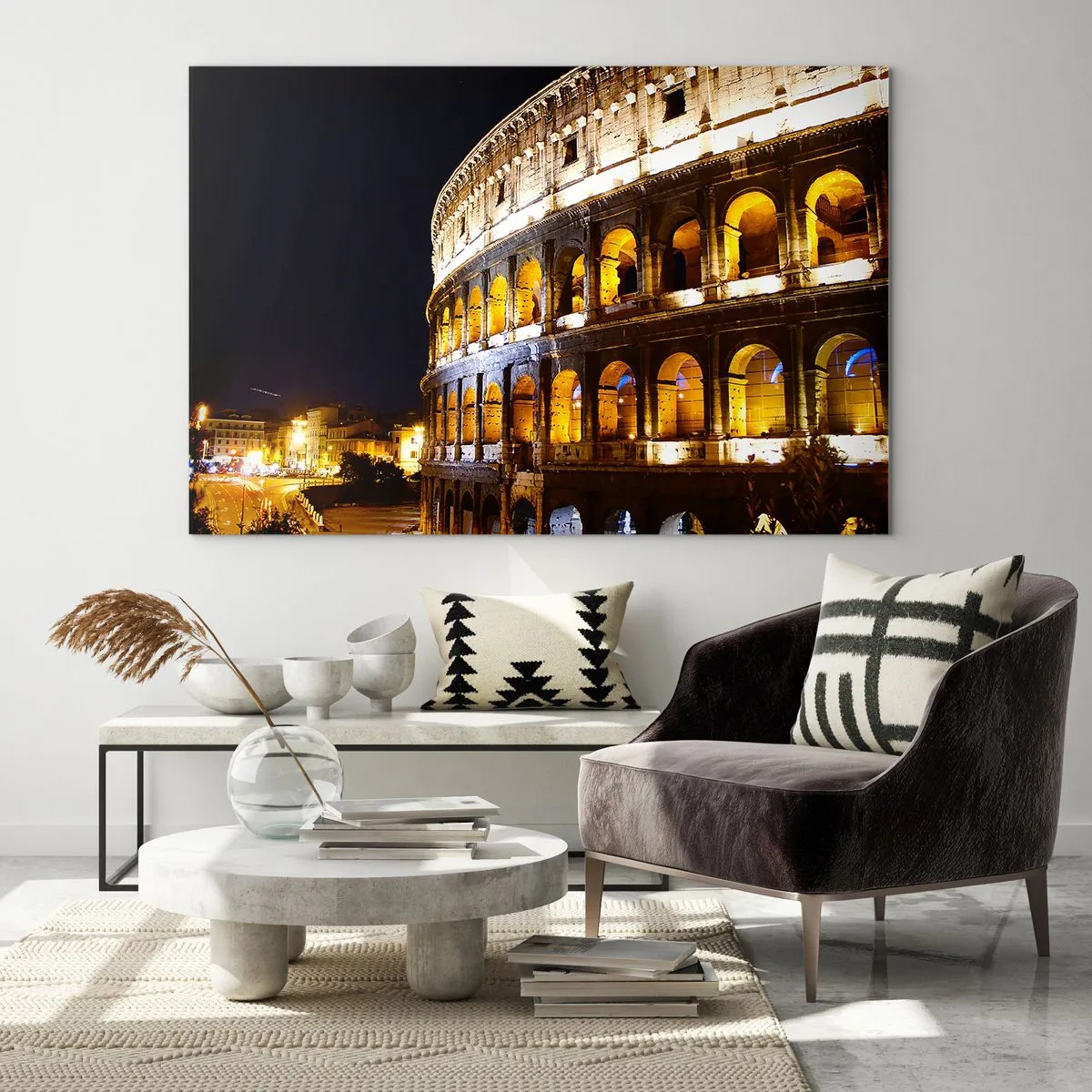 Quadro su vetro - Il Colosseo di notte con gli archi illuminati - 120x80cm - È tempo di iniziare i giochi - Decorazione murale moderna per soggiorno e camera da letto ARTTOR