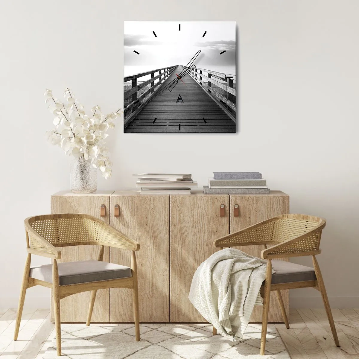 Orologio da parete - Orologio in Vetro - Un'immagine in bianco e nero di un molo di legno che conduce verso l'orizzonte. - 30x30cm - Sempre più lontano - Decorazione murale moderna per soggiorno e camera da letto ARTTOR