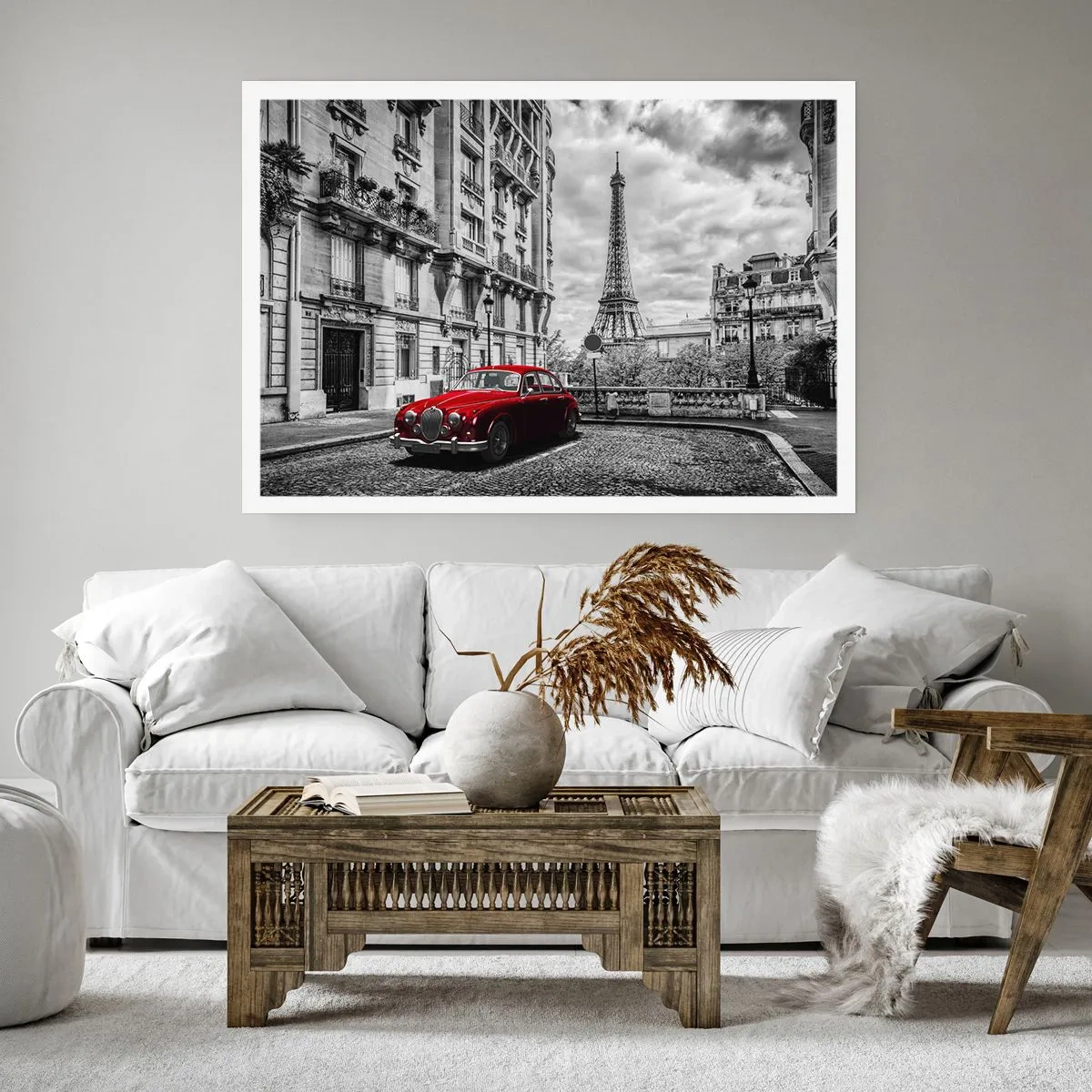 Poster - Un'auto rossa con la Torre Eiffel sullo sfondo in un'ambientazione in bianco e nero - 100x70cm - Predatore in città - Decorazione murale moderna per soggiorno e camera da letto ARTTOR