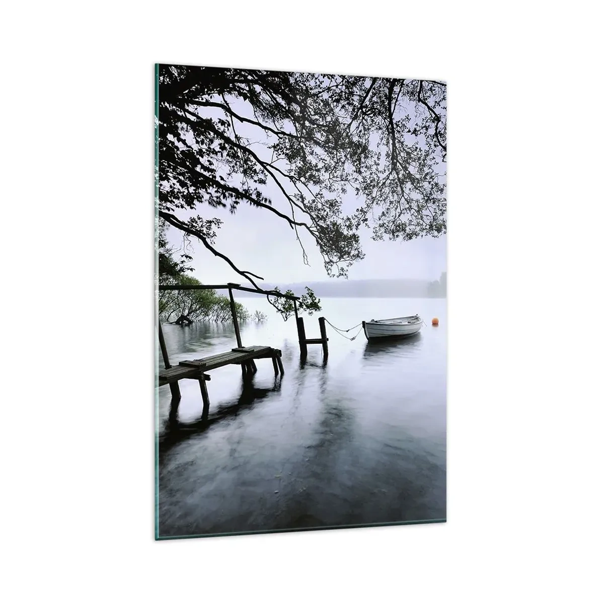 Quadro su vetro - Un molo sull'acqua con una barca sullo sfondo circondata da un paesaggio nebbioso - 80x120cm - E già ti riposi - Decorazione murale moderna per soggiorno e camera da letto ARTTOR