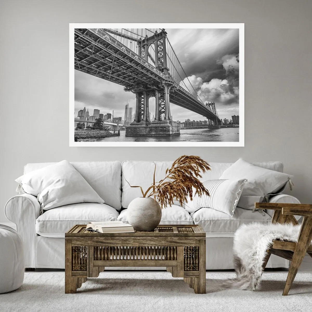 Poster - Un ponte in bianco e nero con vista sulla città - 100x70cm - Verso il cuore della città - Decorazione murale moderna per soggiorno e camera da letto ARTTOR