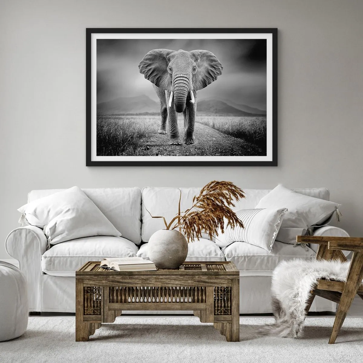 Poster in cornice nera - Un possente elefante nella savana in toni monocromatici - 100x70cm - Il padrone di casa dà il benvenuto - Decorazione murale moderna per soggiorno e camera da letto ARTTOR