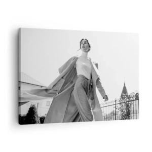 Quadro su tela - Stampe su Tela - Donna elegante con cappotto su sfondo architettonico bianco e nero - 70x50cm - Vieni con me? - Decorazione murale moderna per soggiorno e camera da letto ARTTOR