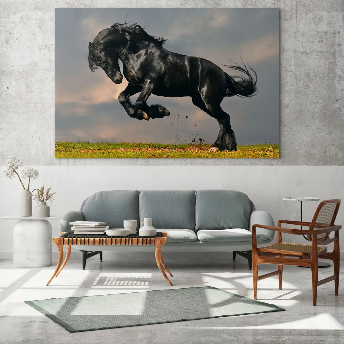 Quadro su vetro - Un cavallo scuro in un salto dinamico contro un cielo nuvoloso - 70x50cm - Libero e bello - Decorazione murale moderna per soggiorno e camera da letto ARTTOR