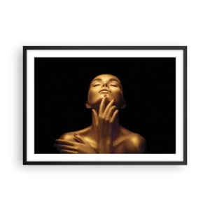 Poster in cornice nera - Ritratto di una donna in un bagliore dorato su sfondo nero - 70x50cm - Come seta d'oro - Decorazione murale moderna per soggiorno e camera da letto ARTTOR