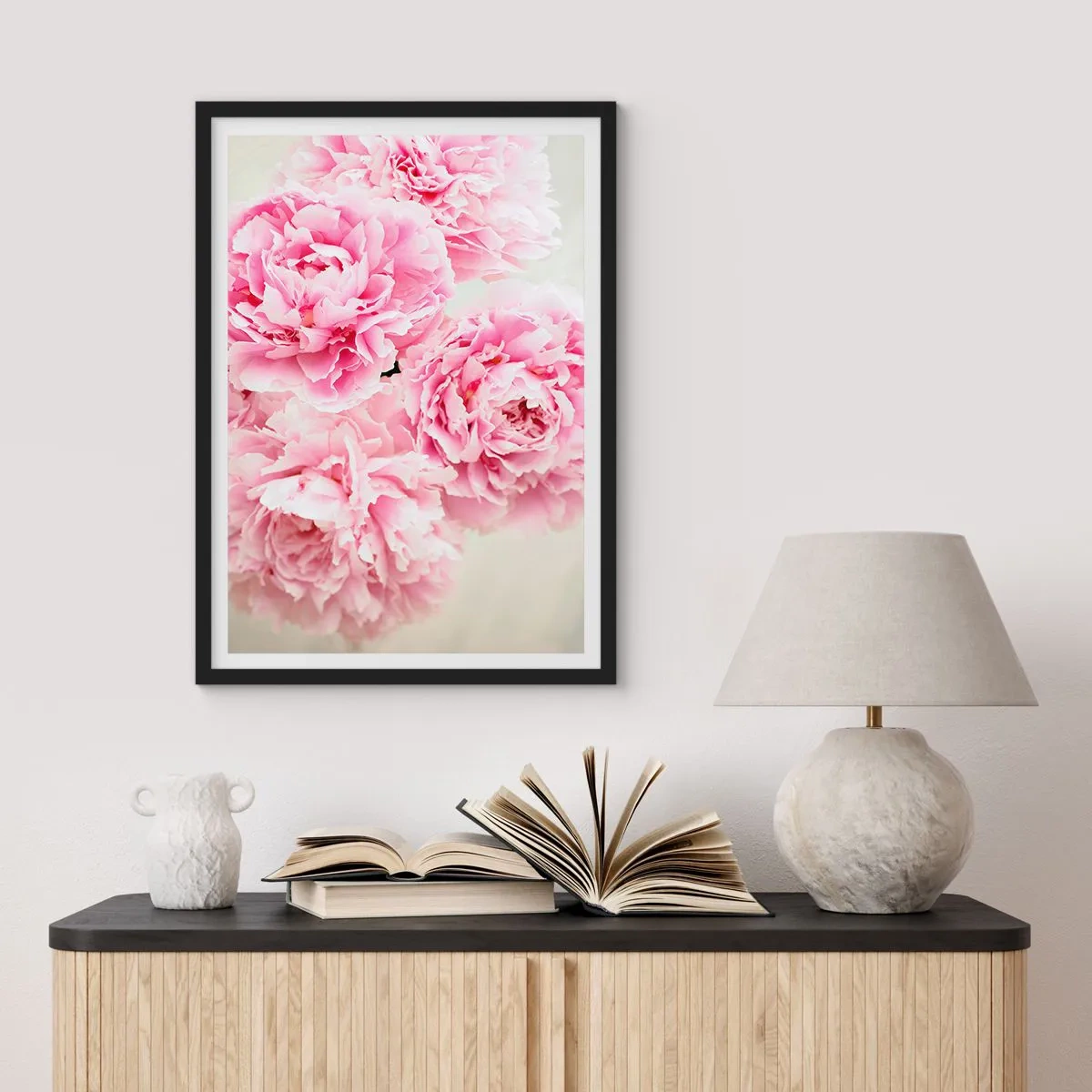 Poster in cornice nera - Un bouquet di peonie rosa su uno sfondo chiaro - 50x70cm - Nel fasto rosa - Decorazione murale moderna per soggiorno e camera da letto ARTTOR