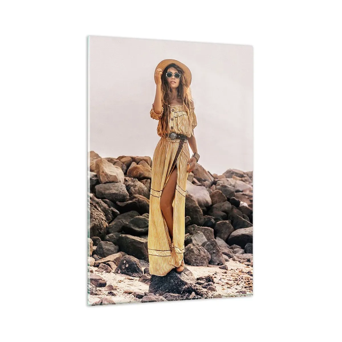 Quadro su vetro - Una donna in stile boho sullo sfondo di una spiaggia rocciosa - 80x120cm - La magia delle pietre - Decorazione murale moderna per soggiorno e camera da letto ARTTOR