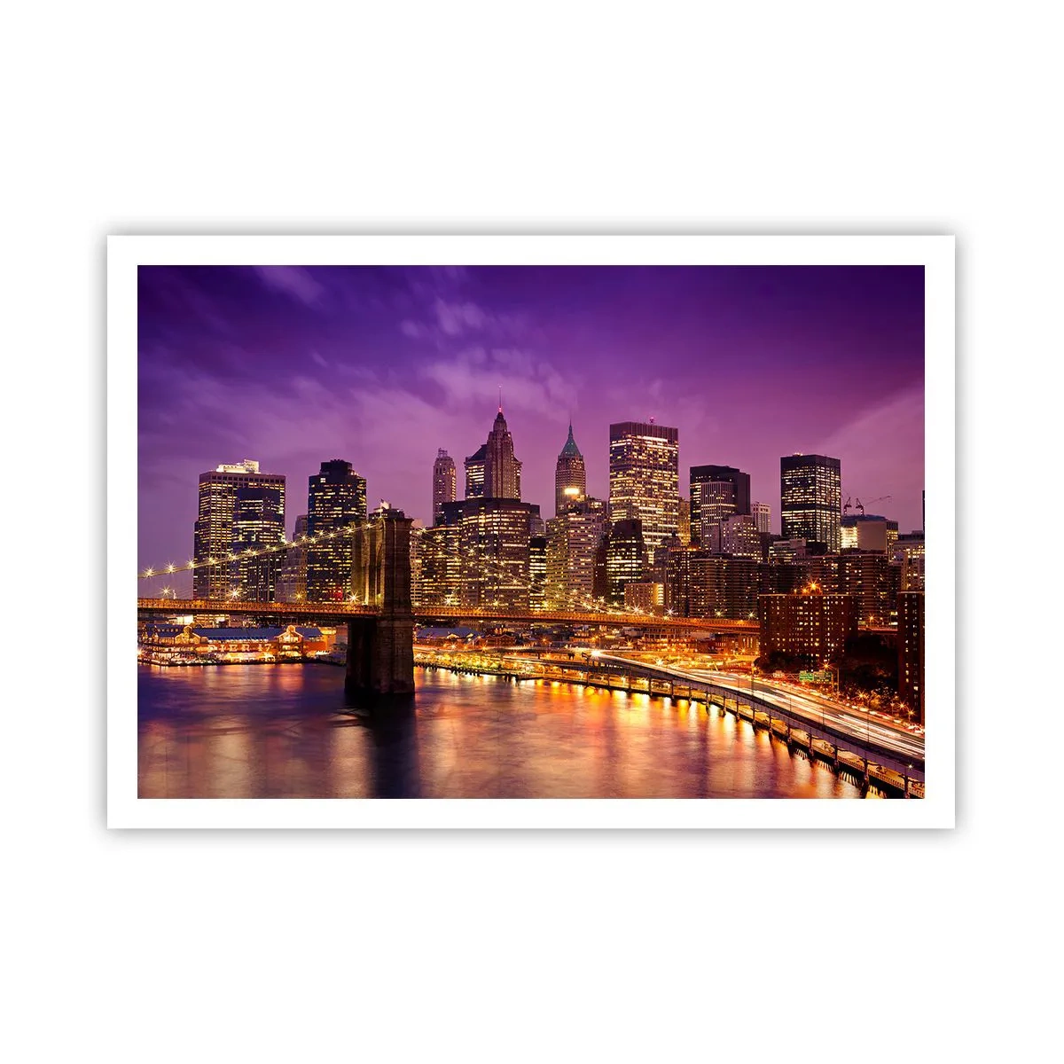 Poster - Panorama della città con il ponte nella luce della sera contro il cielo viola - 100x70cm - Manhattan in viola e oro - Decorazione murale moderna per soggiorno e camera da letto ARTTOR