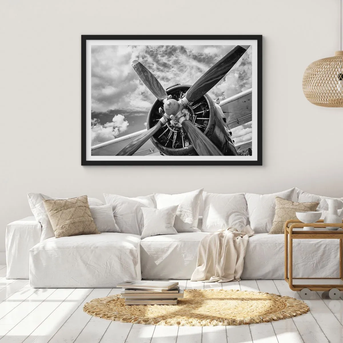 Poster in cornice nera - Una foto in bianco e nero dell'elica di un aereo contro un cielo dinamico. - 100x70cm - Il dominatore dell'aria - Decorazione murale moderna per soggiorno e camera da letto ARTTOR
