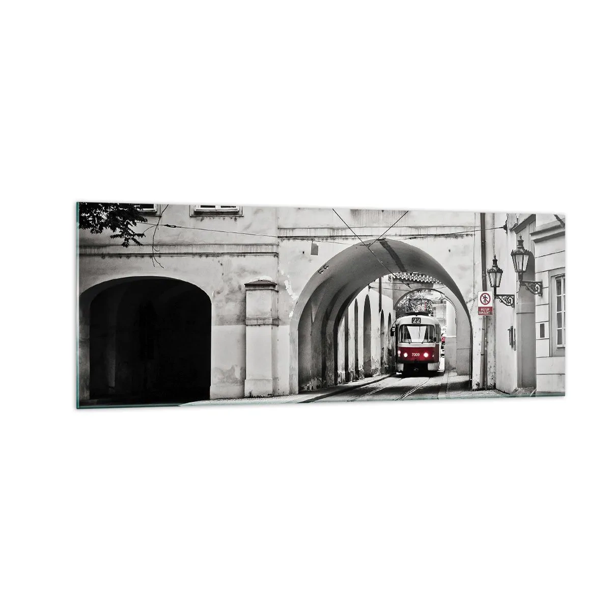 Quadro su vetro - Un tram bianco e nero in una strada storica della città - 140x50cm - Attraverso il labirinto cittadino - Decorazione murale moderna per soggiorno e camera da letto ARTTOR