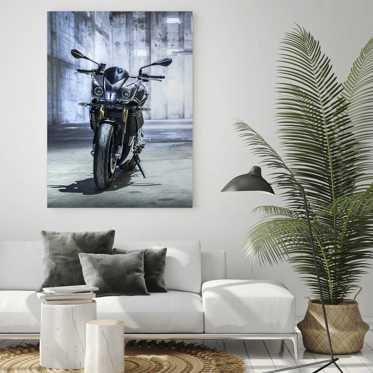 Quadro su vetro - Una motocicletta in un interno industriale con pareti di cemento - 50x70cm - Prima che rombi il motore - Decorazione murale moderna per soggiorno e camera da letto ARTTOR