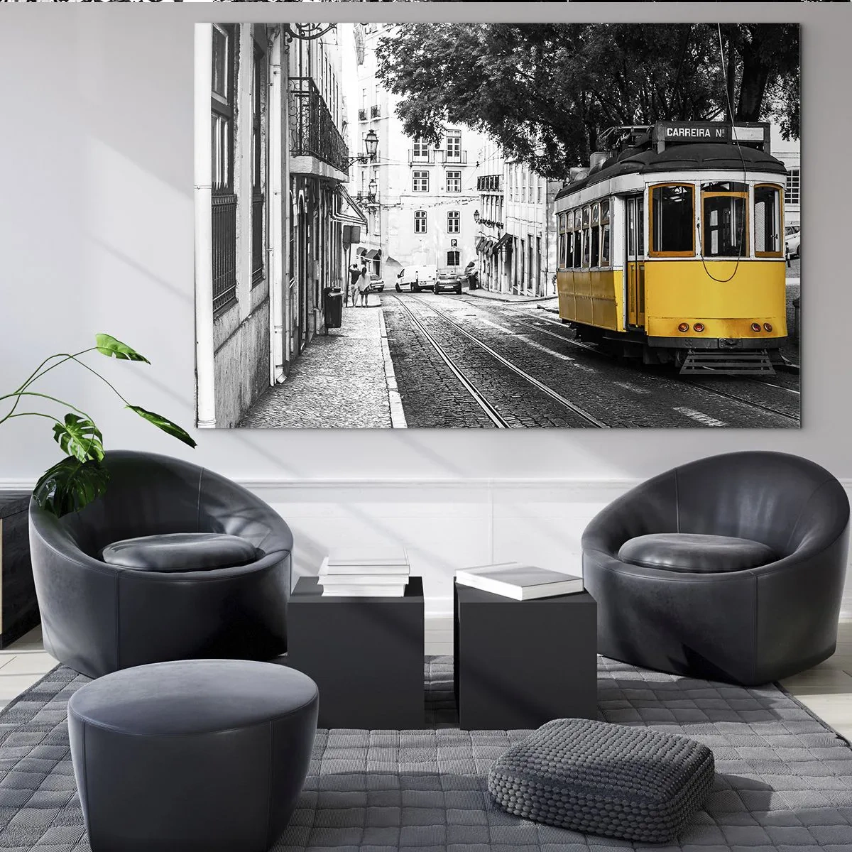 Quadro su vetro - Un tram giallo sullo sfondo di una strada bianca e nera - 120x80cm - Con il fado in sottofondo - Decorazione murale moderna per soggiorno e camera da letto ARTTOR