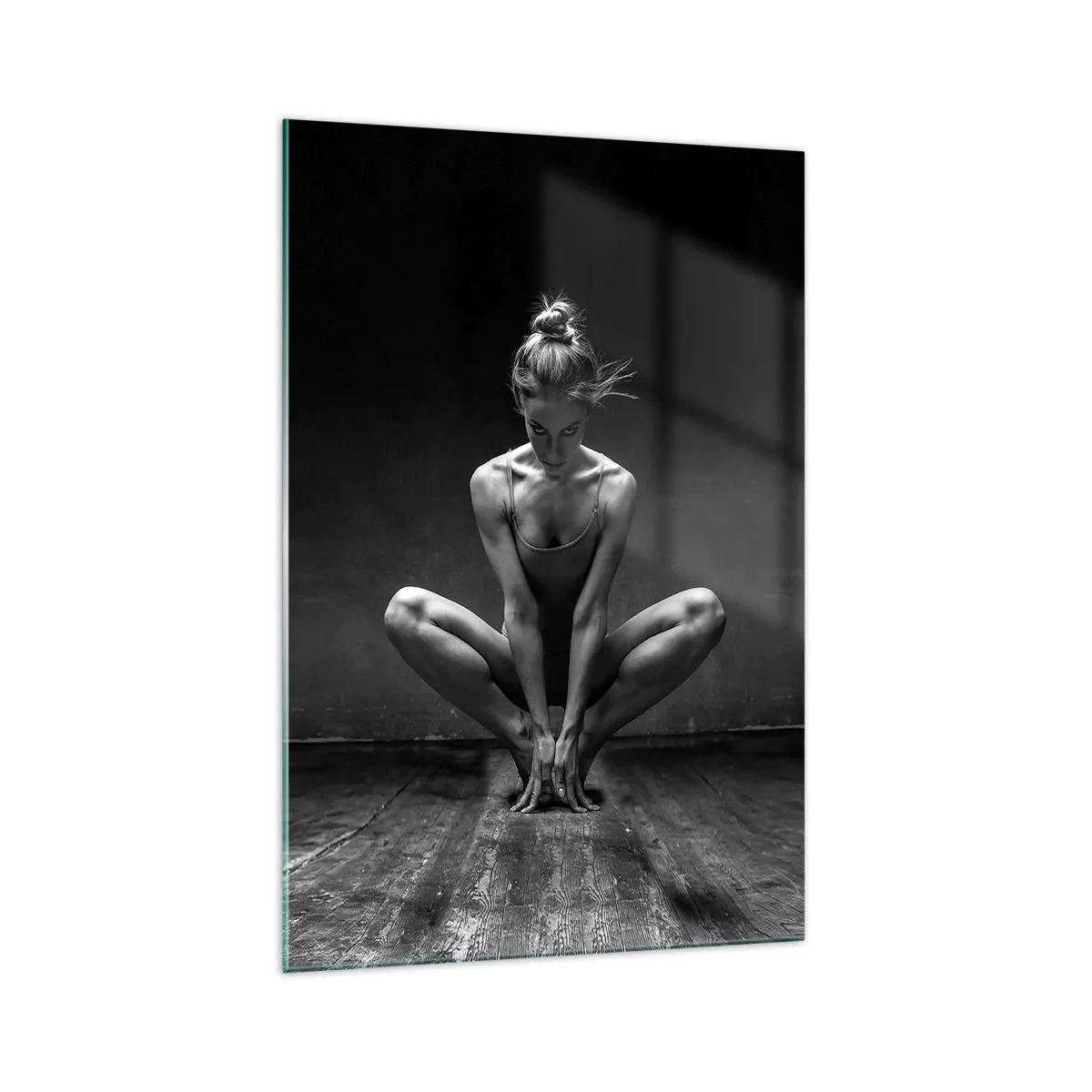 Quadro su vetro - Ritratto in bianco e nero di una ballerina in piena concentrazione. - 70x100cm - La concentrazione dell'energia della danza - Decorazione murale moderna per soggiorno e camera da letto ARTTOR