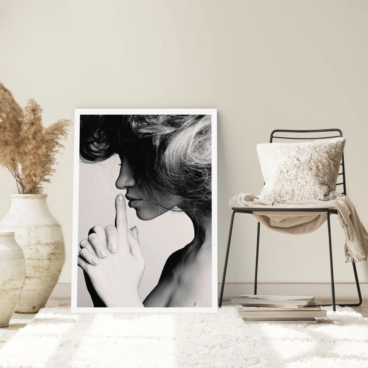 Poster - Ritratto di una donna che fa un gesto di silenzio - 50x70cm - Ascoltando se stessa - Decorazione murale moderna per soggiorno e camera da letto ARTTOR